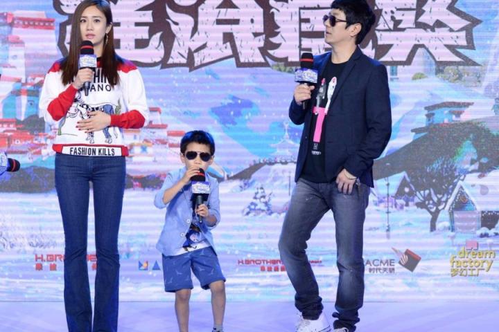郑钧夫妇为儿子庆生，汽车主题蛋糕祝福Jagger