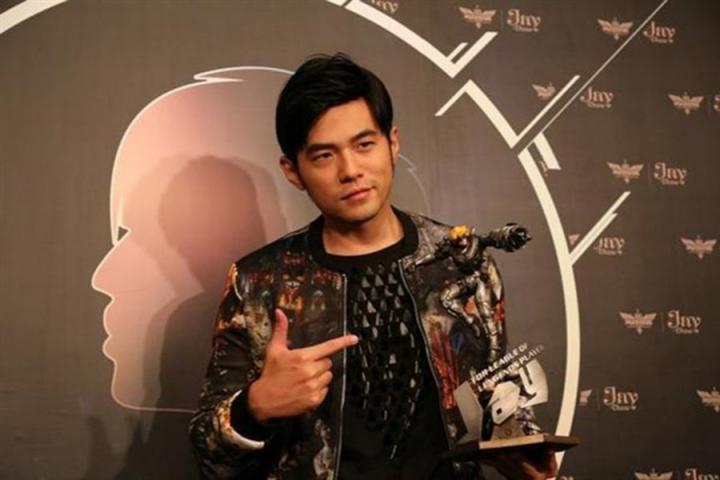 周杰伦《英雄》（混音版）MV酷炫上线，画面简直燃炸天！