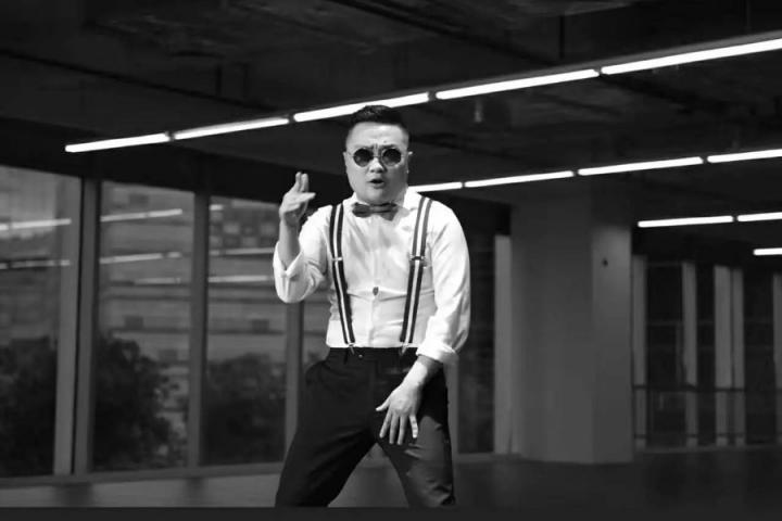 “商务rapper”孙八一广告新歌上线，为家私品牌打call