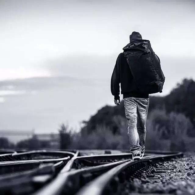 为了忘记你,我把这三首歌循环听了一个秋天…