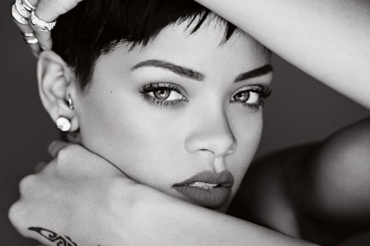 ​Rihanna化身埃及皇后登《VOGUE》封面，毫无违和感