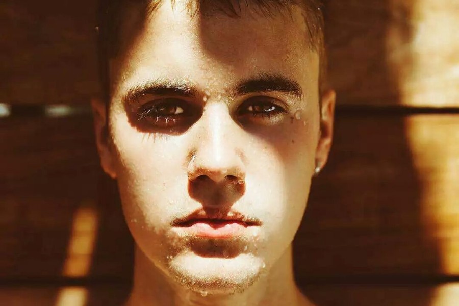 帅气金发依然抢眼，Justin Bieber最新写真释出