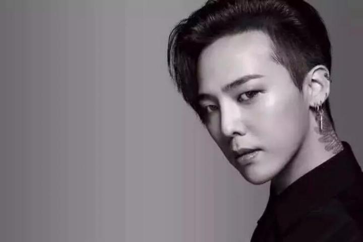 权志龙秀前玩手机，拉近一看原来是五子棋