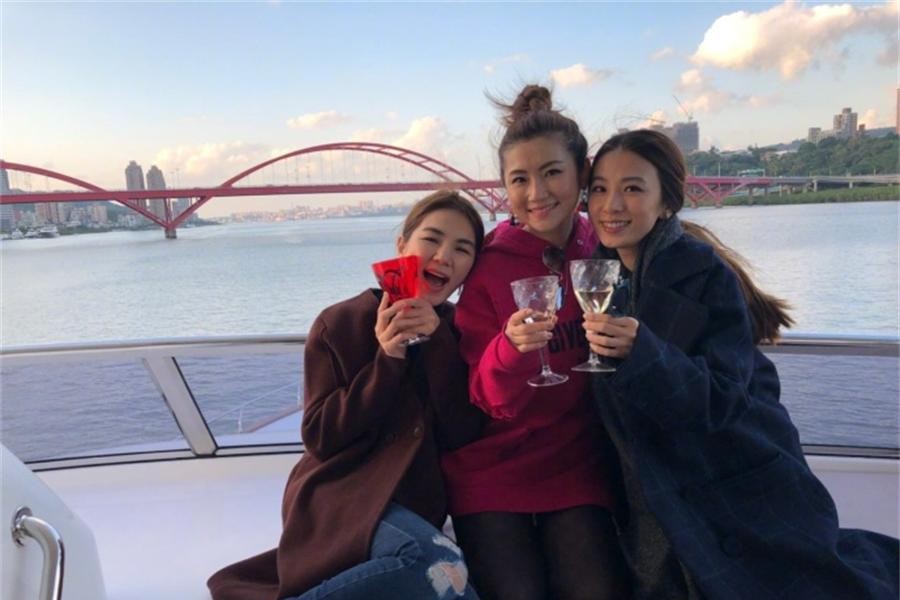 友情万岁，SHE三姐妹同框合影为Selina庆生