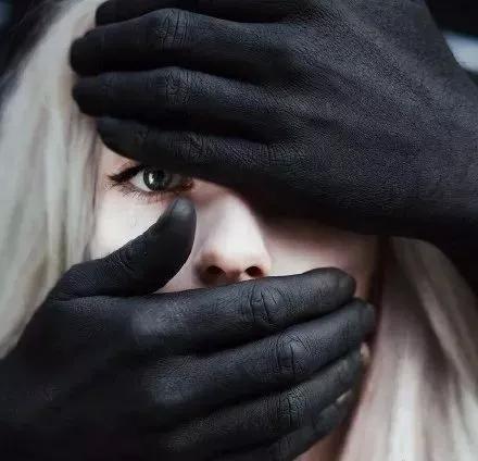 薛之谦新歌回应网络暴力,评论瞬间上万,但封面居然是抄袭的!