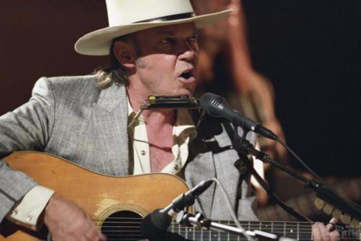 永不停息自己的音乐之路，72岁高龄老炮Neil Young发布自己新单曲