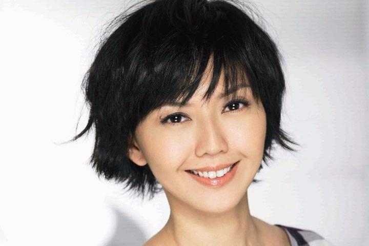 孙燕姿第二波主打《我很愉快》MV上线，在荒凉的爱里选择与你一同沉没