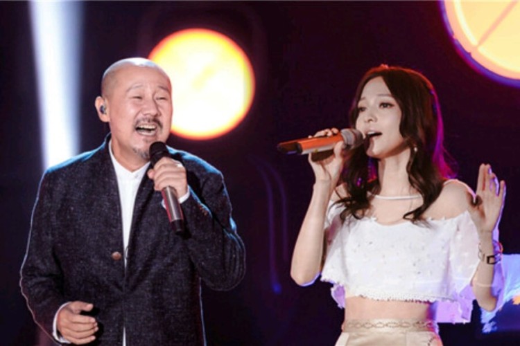 【谈资】腾格尔回应是否上《歌手》，“隐形的翅膀”将再现舞台；张碧晨搭档古巨基现身春晚