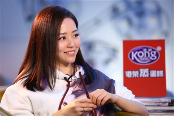 张靓颖首谈冯轲与母亲关系：我也有一半的责任