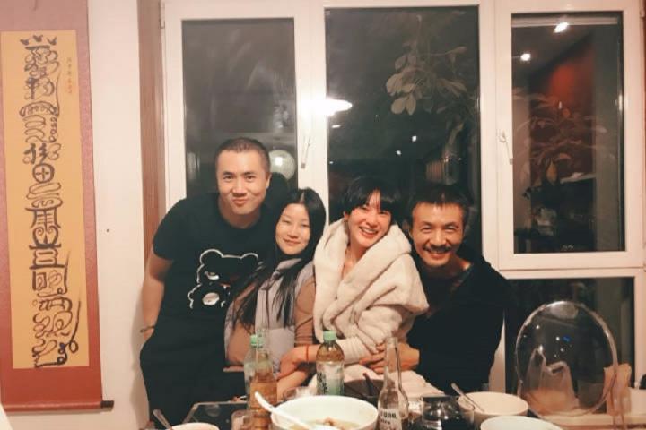 吴晓敏晒照为朴树庆生，两人罕见合体撒狗粮