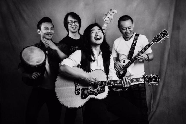 低苦艾新曲《一个人的午夜场电影》发布，新专辑蓄势待发