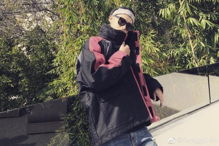 黄子韬夜探母校遭拒，直称自己是明星都没用