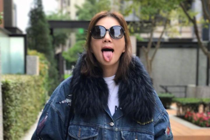 Ella晒儿子学爬，揭露当妈心声：最害怕两件事