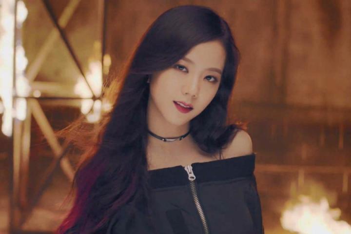 BLACKPINK成员JISOO下班路上扮皮卡丘，与粉丝互动