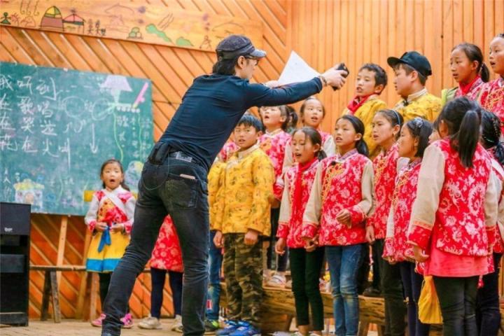 《让世界听见》音频上线，收录汪峰与向阳花合唱团演出曲目《朋友》