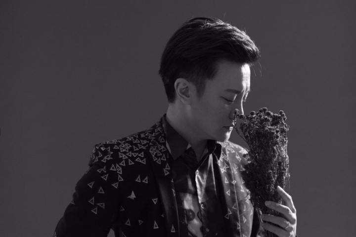 阔别十年携梦想回归，阿沁新专首单《线上聊》上线