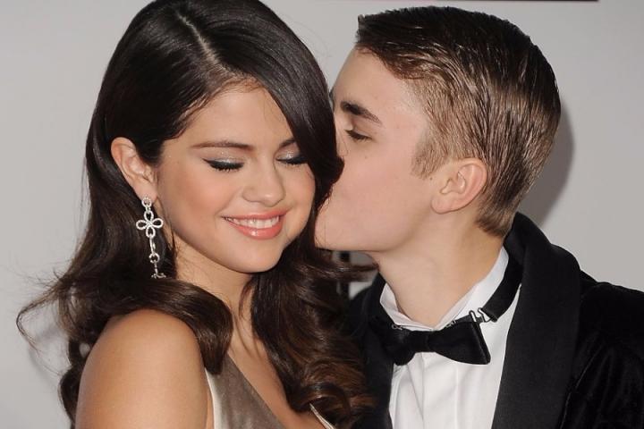 比伯和赛琳娜被拍到热吻，恋爱关系终究坐实