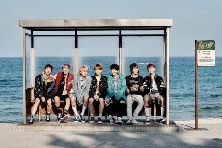 防弹少年团放出2018台历预告，冲绳海边大秀清新男友风