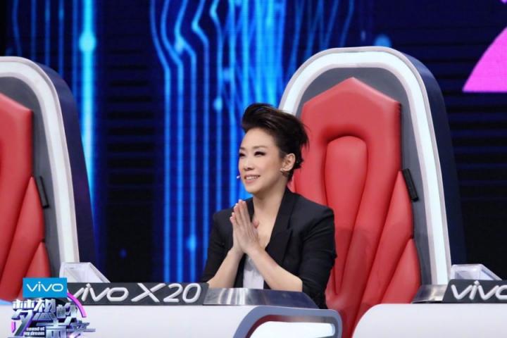 林忆莲《血腥爱情故事》火力全开，张靓颖直呼唱出3D效果