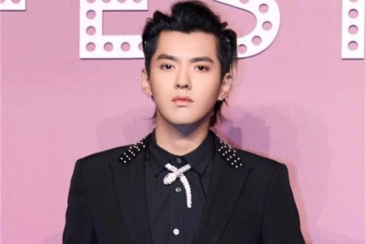 吴亦凡深夜现身球场，疑似拍摄Smart新短片