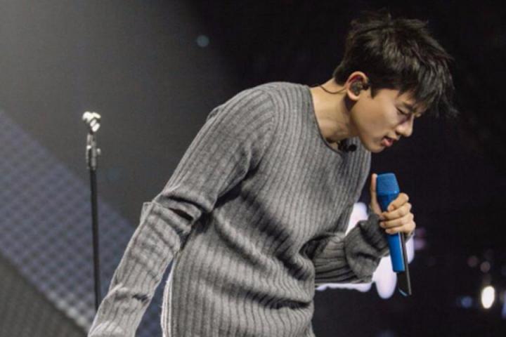 张杰化身霸道总裁，翻唱小虎队《星星的约会》