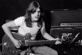 又一位伟大的摇滚巨星陨落，AC/DC前吉他手安详去世