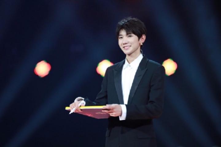 王源揭面蒙面唱将，薄荷嗓深情演绎《傻子》