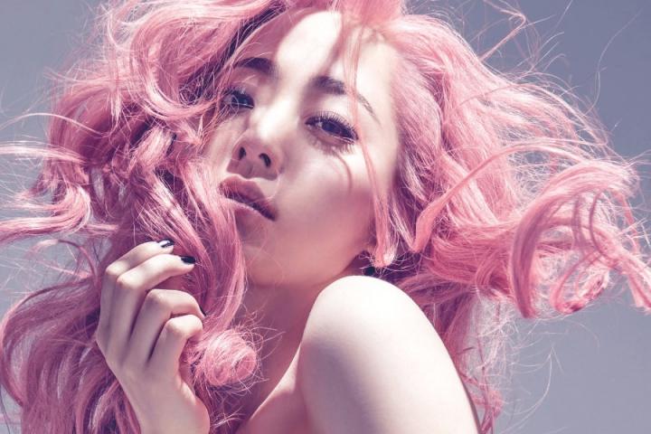 张靓颖献唱维密秀官方视频曝光，“泡面头”造型太惹眼