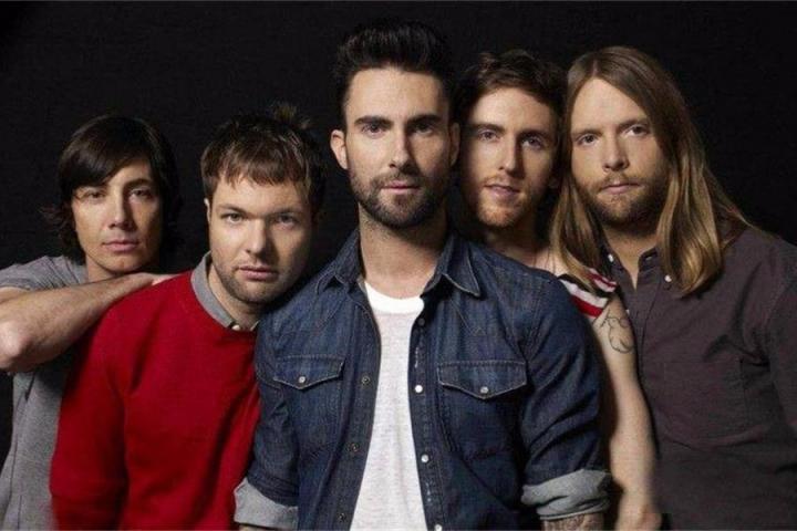 一开口就吸引了不少路人，Maroon 5乐队乔装在地铁站献唱