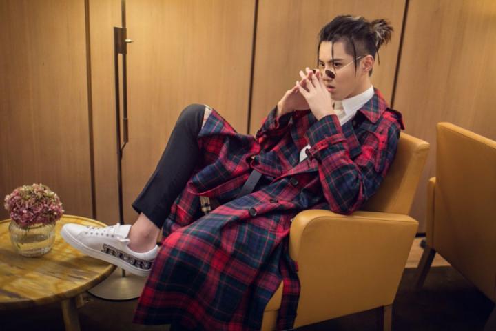 “UjoFan”吴亦凡 2017态度宣传片来袭，一试两角演绎嘻哈态度