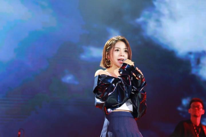 一人包揽全部词曲，金玟岐全新专辑《大七电台》上线