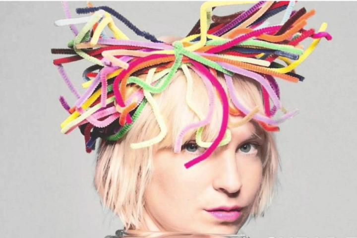 洋溢满满的圣诞节欢乐气氛，Sia圣诞新单MV首播