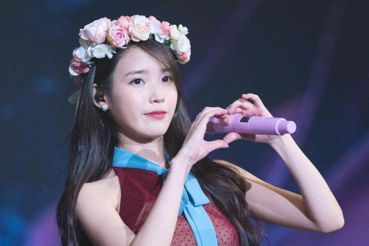 IU担任SBS《歌谣大战》MC，才华集美貌一体