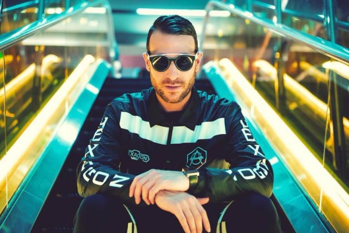 萌犬有爱互动，大菠萝联手A R I Z O N A新单《Take Her Place》MV首播