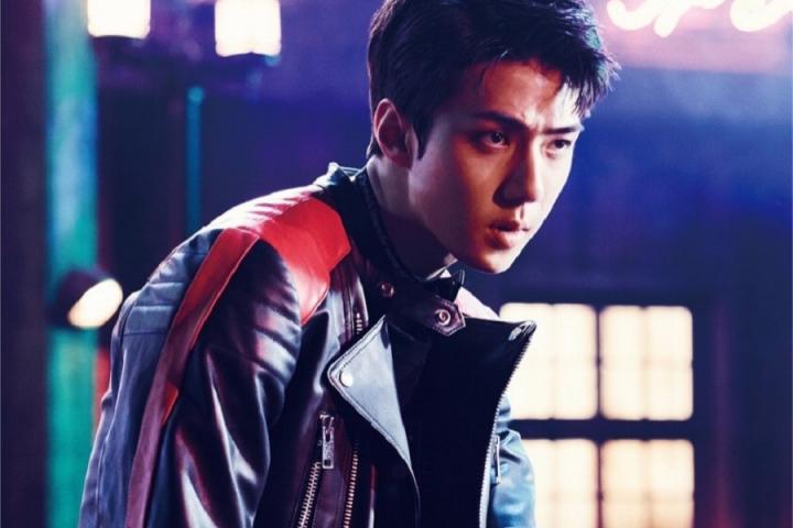 堪称行走的画报：EXO吴世勋前往香港参加时尚活动。