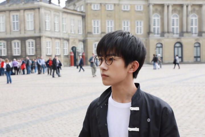 认真的男孩最迷人，易烊千玺首支英文单曲纪录片上线