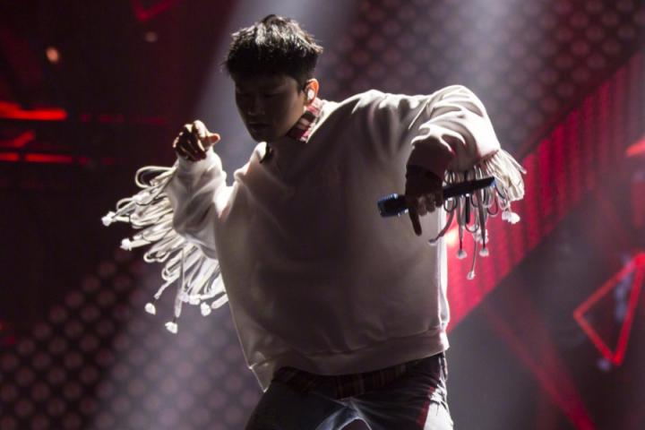 张杰改编《九妹》，唱的原版MV女主角都佩服了