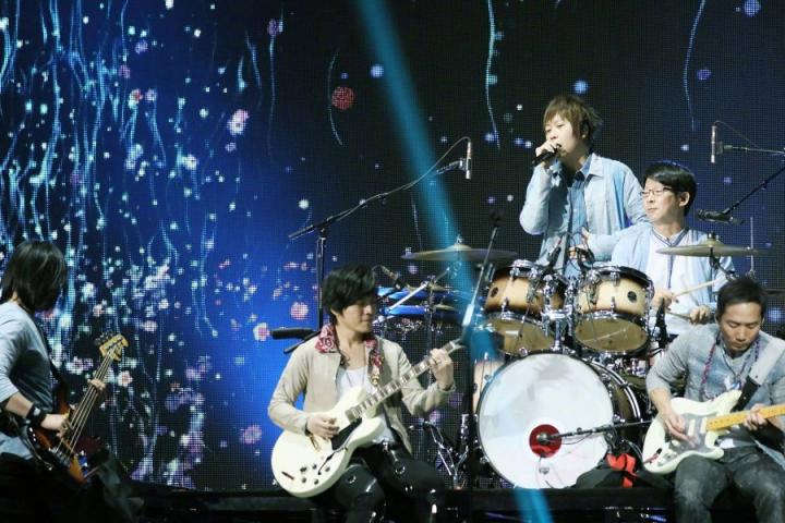 五月天美加巡回终场，全场齐唱生日歌为团长庆生