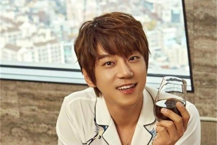 展现出温暖的男神魅力，黄致列最新慈善画报公开