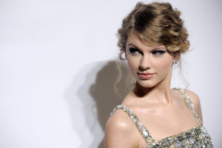 霉霉公开新专辑单曲《King Of My Heart》创作花絮，隔着屏幕都被喂满了一嘴狗粮