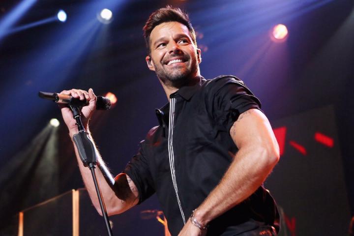 因地震取消演唱会后，瑞奇马丁重返墨西哥与十万观众嗨唱