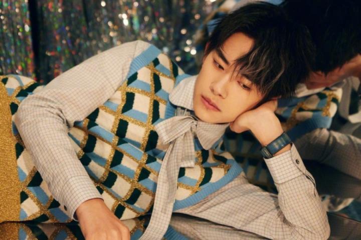 易烊千玺登《芭莎男士》闭年刊封面，十七岁的第一天美颜暴击