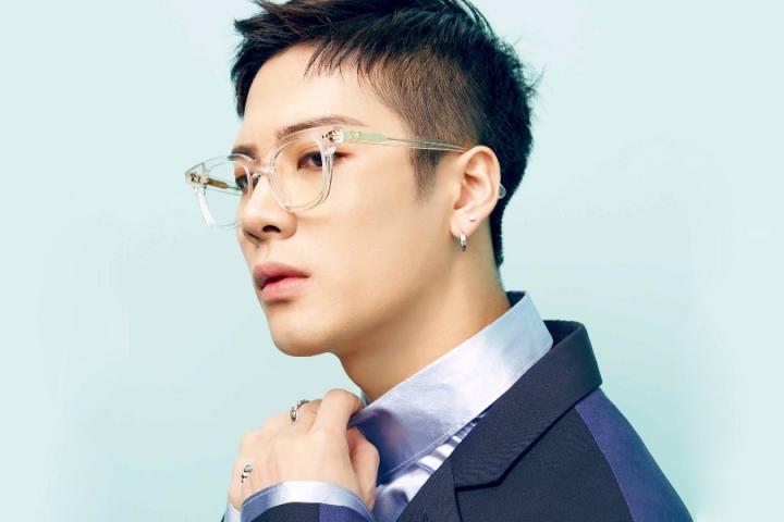 王嘉尔全新创作单曲《OKAY》正式上线，完美将电子与嘻哈融合