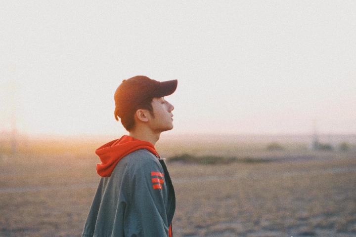 蒋敦豪新歌《小草》上线，“独白”系列收官之作