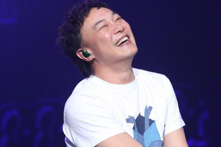 陈奕迅《床上的黑洞》MV上线，亲身演绎与闹钟的搏斗