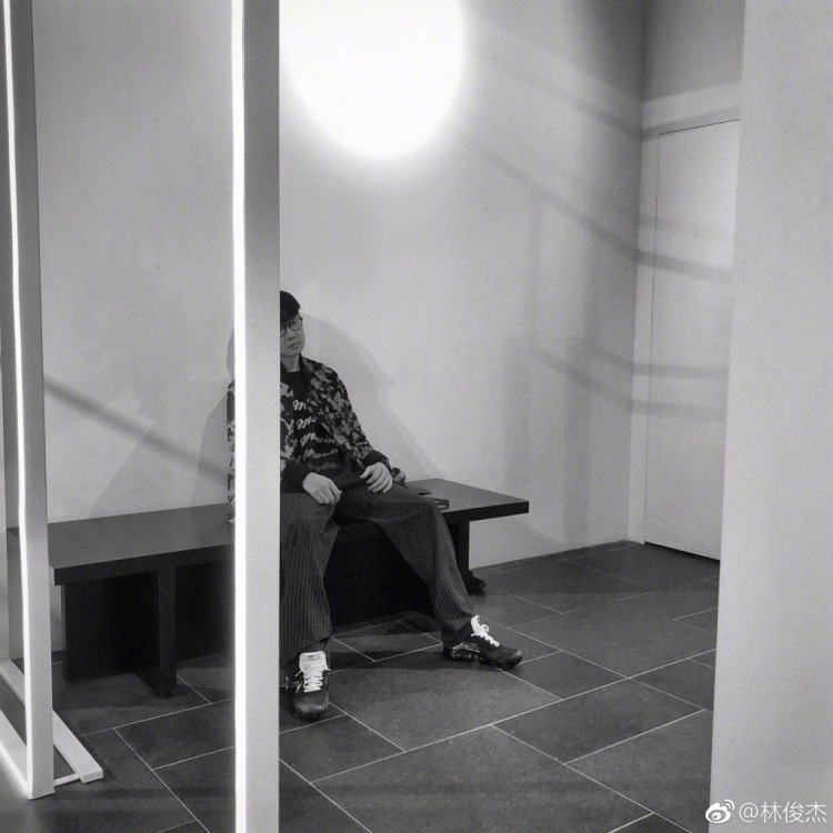 林俊杰翻唱《除了爱你还能爱谁》,字字戳心让人泪目