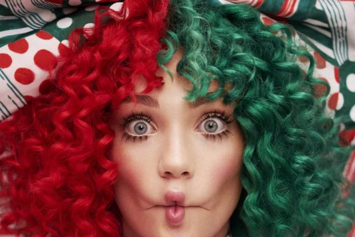 带给你一整天的好心情！Sia圣诞新单《Candy Cane Lane》MV首播