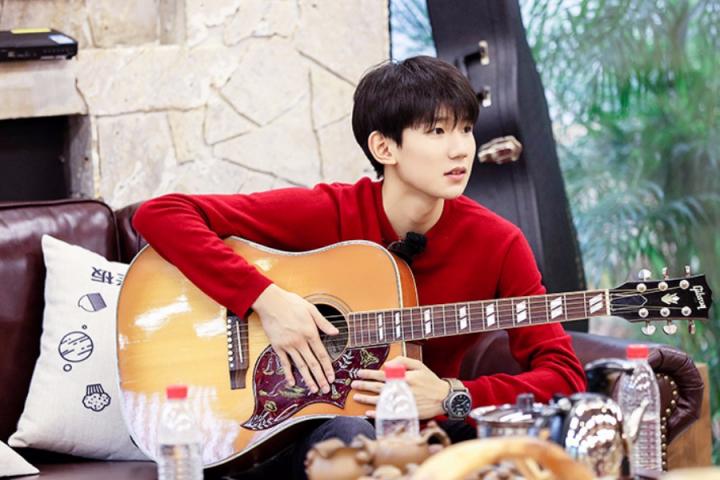 《青春旅社》上演联欢会，王源倾情献唱《同桌的你》