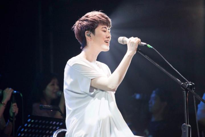 岑宁儿新歌温暖上线，孤单彷徨时《你知道你自己是谁吗》