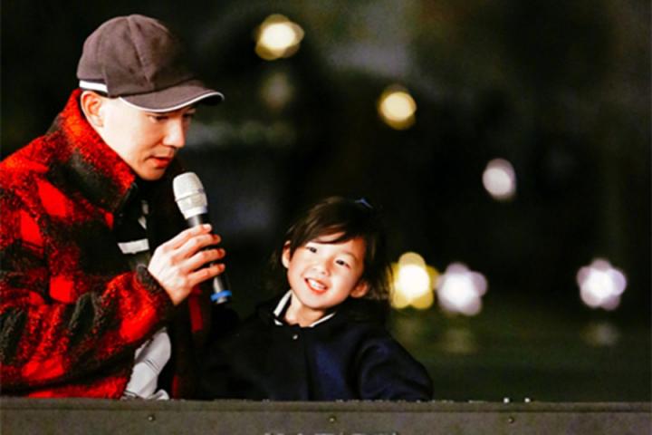 奶爸刘畊宏也曾是情歌王，小泡芙为换油饼独唱《幸福的距离》